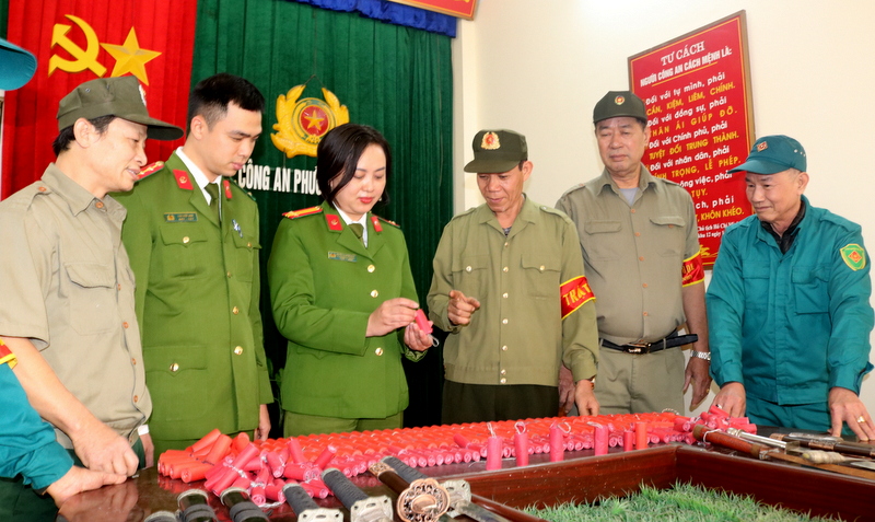 Công an phường An Biên (quận Lê Chân) vận động giao nộp 9,1kg pháo, 21 viên đạn và 32 dao kiếm các loại